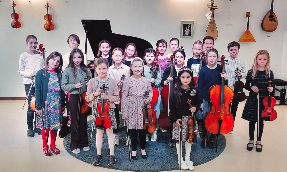 Das Kinderstreichorchester "Flitzebögen" der Musikschule in Hamburg Bergstedt