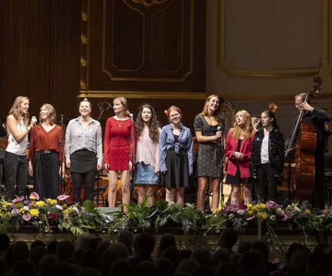Hamburg, Laeiszhalle, GALA am 12.10.25, 11:00, Junge Musikakademie Hamburg, Musikschule, 

Eröffnung mit einem Blechblasensemble (Pachelbel.Kanon) mit Trompeten, Hörnern, Posaunen ( auch Bassposaune und Piccolotrompete ) zirka20 Teilnehmer:innen

Nach diesen "Goldstücken" spielen unsere "Silberlinge" - ein Querflötenensemble mit 16 Kindern, Jugendlichen und Erwachsenen.

Das Akkordeonochester spielt einen Tango, direkt im Anschluss gemeinsam mit unserem Kinderchor ein Lied.

Auch unser Popchor mit vielen Erwachsenen und Senioren nimmt mit "Memories" teil.

Dann eine besondere Überraschung: Klavier zu 30 Händen ;-))

Das Gitarrenorchester wird "Bohemian Rhapsody" spielen ( arrang. von Dirk Martin für akustische Gitarre, E-Gitarre und E-Bass)

Unser Kinderstreichensemble "Flitzebögen" wird karibisches Flair in die Laeiszhalle "mit dem "Fluch..." derselbigen bringen und dann werden die jungen Musicalkinder Highlights aus drei Musicals präsentieren.

--- PAUSE---

Im zweiten Teil wird es eine kleine Mitmachaktion zu einem Stück, das das Sinfonieorchester spielen wird, geben. Wenn das Publikum dann wieder entspannt sitzt wird die Uraufführung des für uns komponierten Werkes "Eterno rotondo" für Sinfonieorchester und Rockband erklingen - eine echte Überraschung!! Der Preisträger des ARD Kompositionswettbewerbes 2023 Martín Donoso-Vera hat sich hier ausgetobt, aber der Komponistenverband wollte leider keinerlei Zuschuss oder finanzielle Unterstützung leisten :-/

Die Jugendband wird einen Song präsentieren, dann die Bigband der JMA zwei Stücke und vor dem letzten Stück, auf das ich mich auch sehr freue, werden die Jugendlichen zwei Nummern aus ihren Programmen präsentieren (aus "Sister Act" und aus "America").

Uhr sind ausschließlich über den Vorverkauf der Elbphilharmonie zu erwerben: https://www.elbphilharmonie.de/de/programm/jahresgala-der-jungen-musikakademie-hamburg/24290



Junge Musikakademie Hamburg